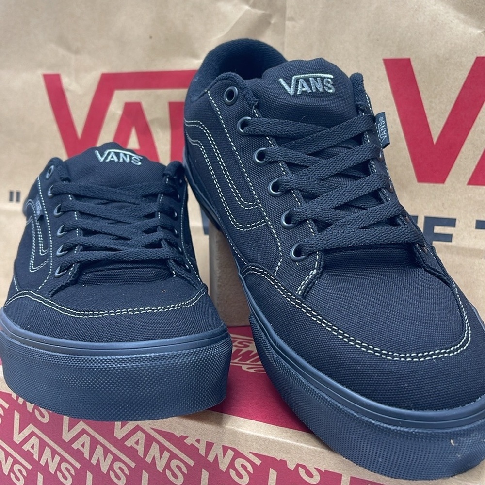 Vans Men’s Bearcat (Canvas) Black/Black
VN000DT2186
Sneakers - Picture 13 of 16